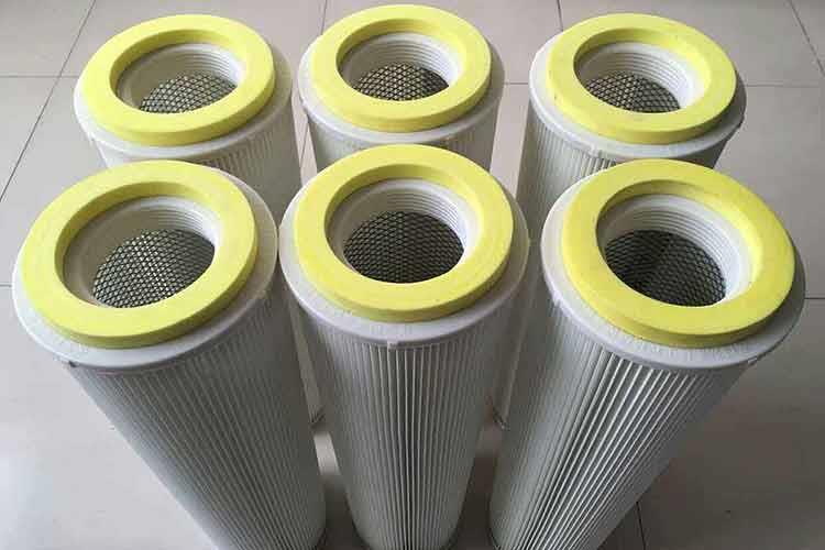 钻井机天行(中国)在正常操作下，含尘空气经顶部入口进入HR型除尘器，然后向下经导流板分散后通过滤芯